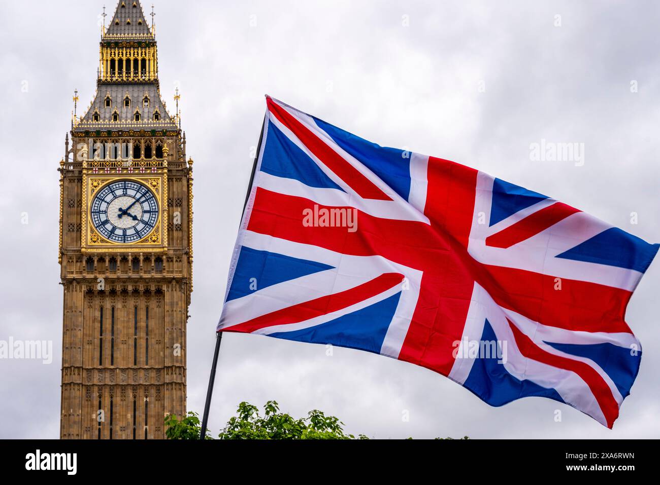 A Union Flag (alias Union Jack) volando accanto al Big Ben (alias Queen Elizabeth Tower) Westminster, Londra, Regno Unito. Foto Stock