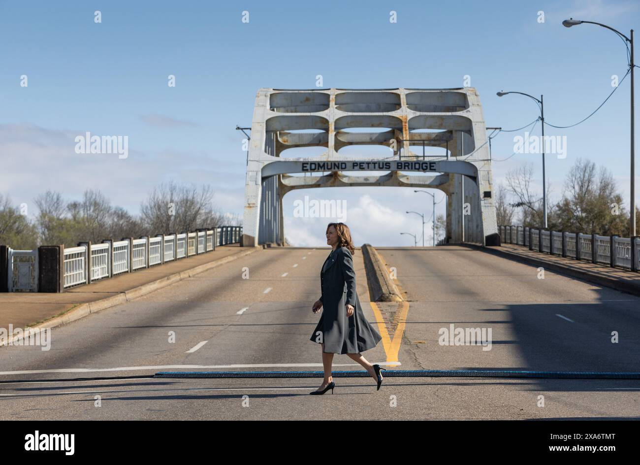 Il vicepresidente Kamala Harris passa davanti al ponte Edmund Pettus, durante la celebrazione del 59° anniversario della Bloody Sunday March, a Selma, Alabama, 3 marzo 2024. (Hillary Hess/Biden, presidente) Foto Stock