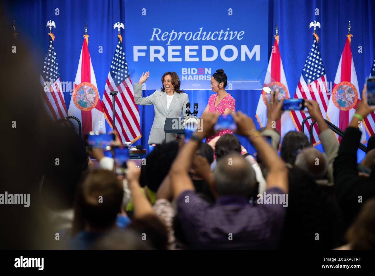 Il vicepresidente Kamala Harris fa commenti in occasione di un evento per la libertà riproduttiva a Jacksonville, Florida. 1 maggio 2024. (Andy Russell/Biden per il presidente) Foto Stock