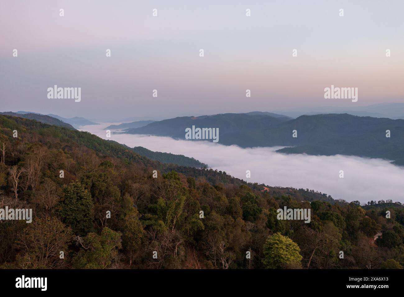 Una vista aerea della cima della montagna al tramonto Foto Stock