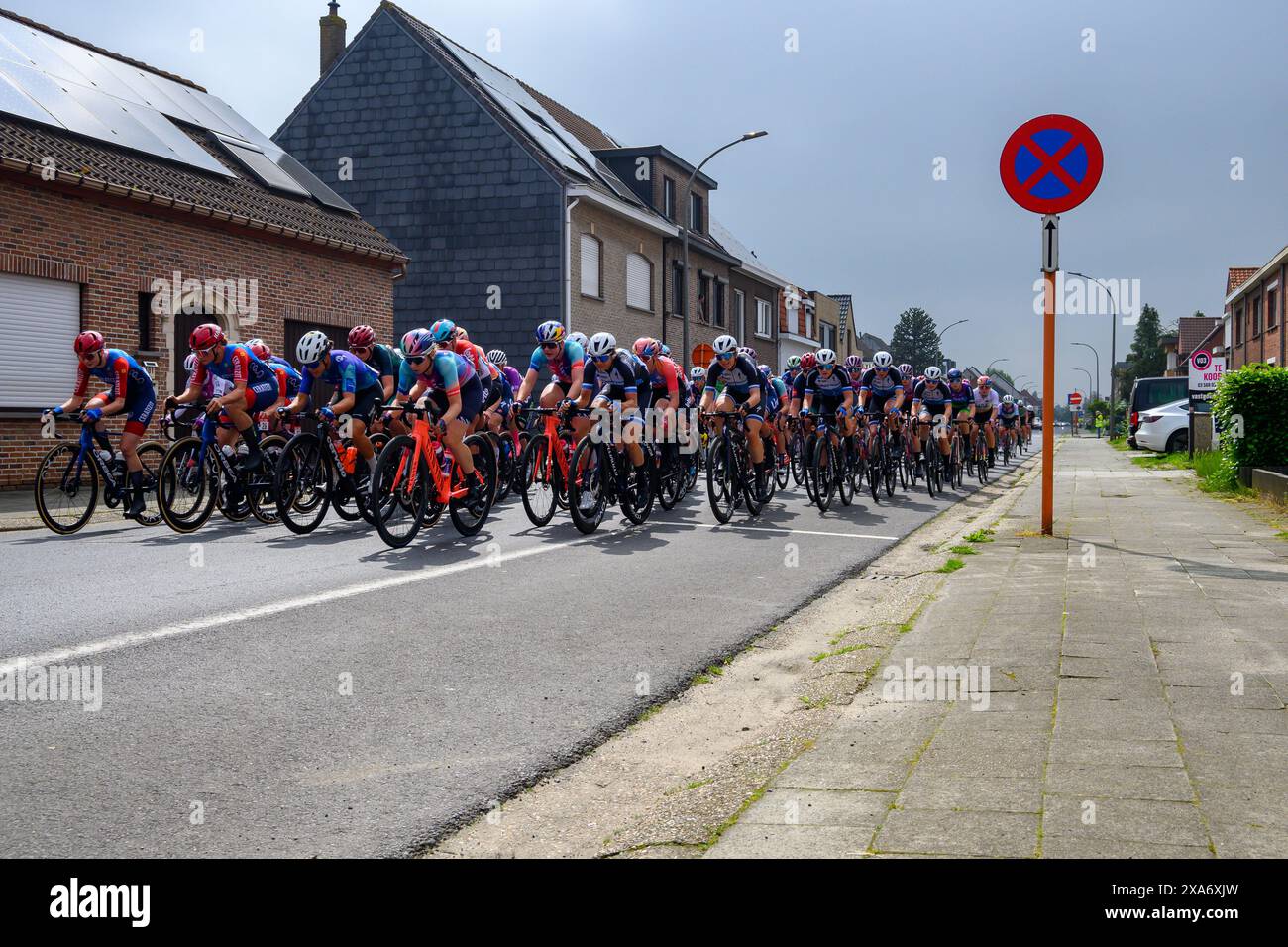 Un gruppo di donne che pedalano per strada durante la corsa ciclistica Foto Stock