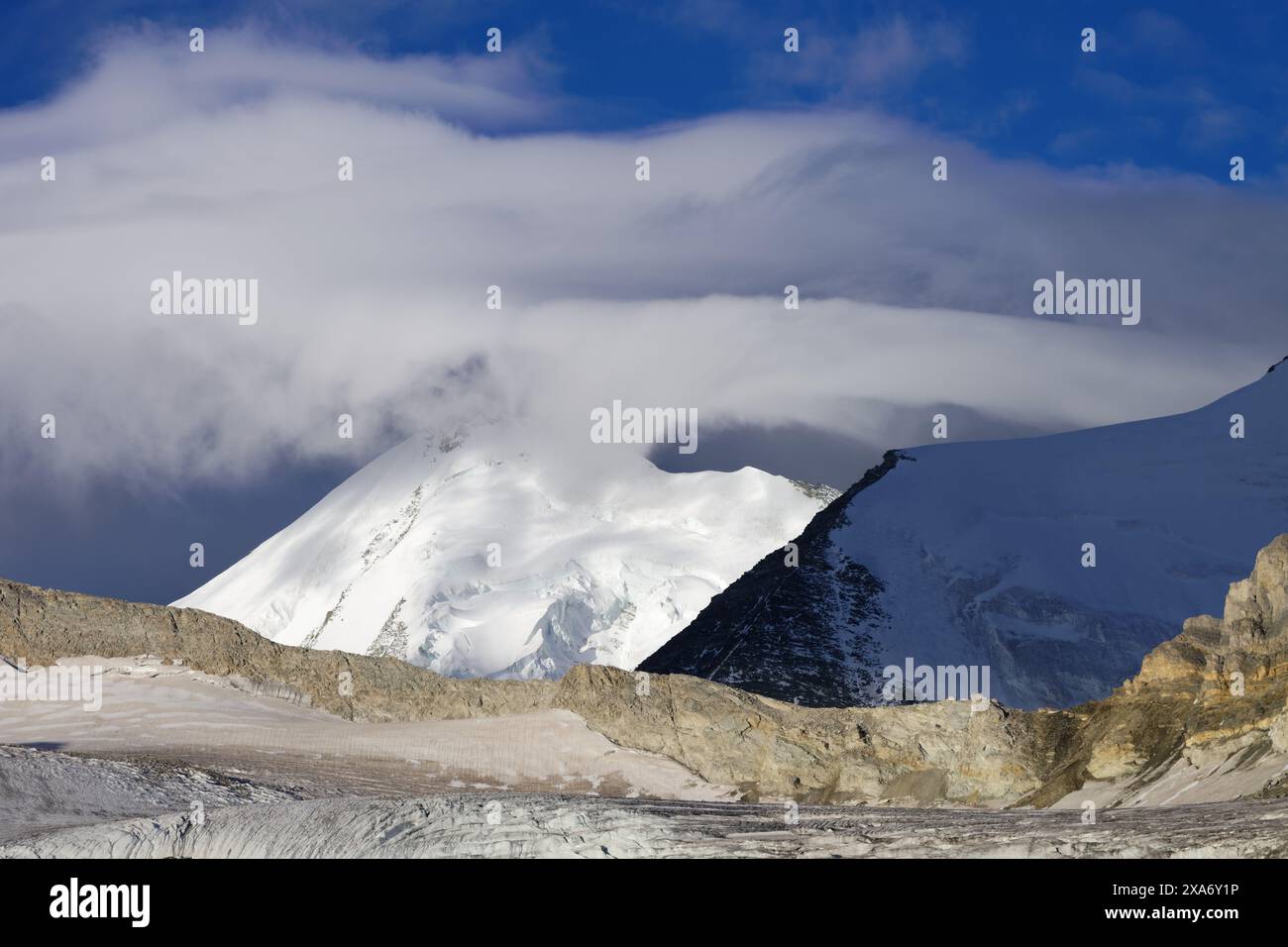 Bizzarre nuvole sulla cima del Weisshorn, Vallese, Svizzera. Foto Stock