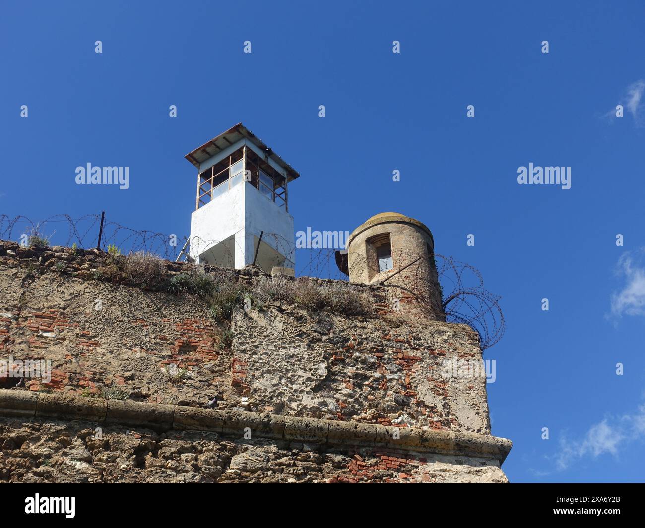 Una torre in mattoni con un faro in cima Foto Stock
