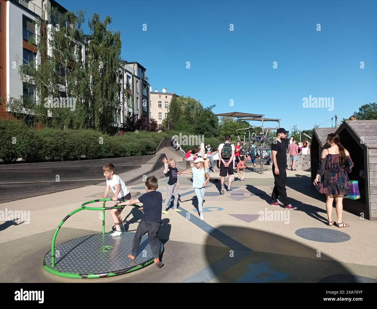 Un gruppo di persone che si divertono in un'area giochi aperta Foto Stock