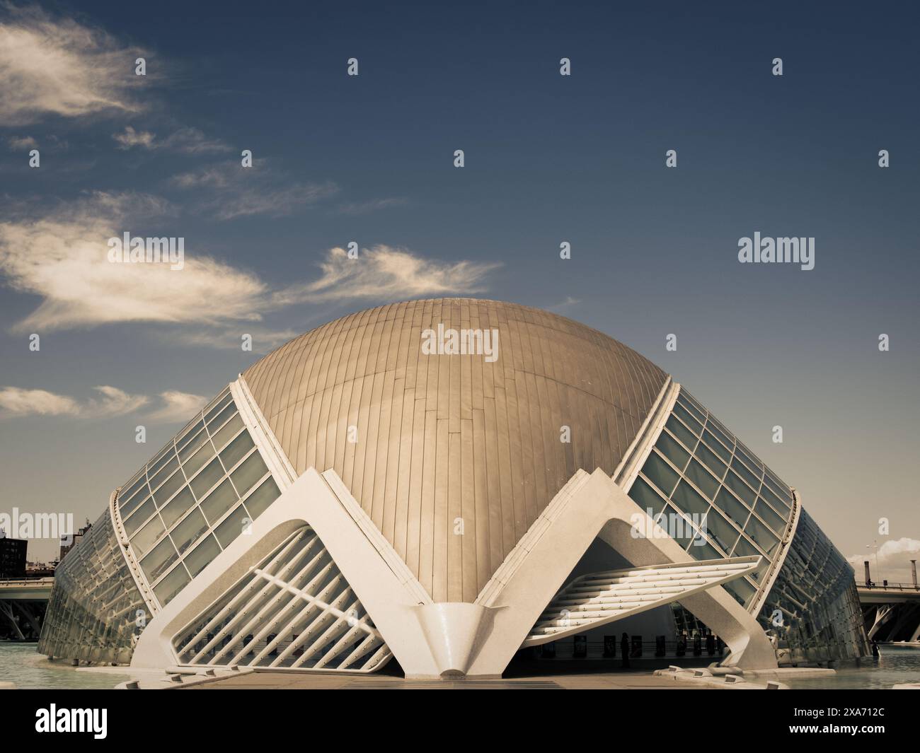 L'immagine del futuristico edificio a forma di coleottero conosciuto come emisferico, nella città delle Arti e delle Scienze di Valencia, in Spagna Foto Stock