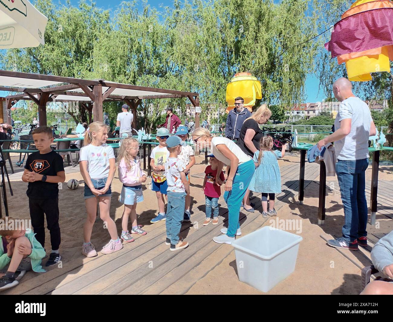 Diversi adulti e bambini all'aperto Foto Stock