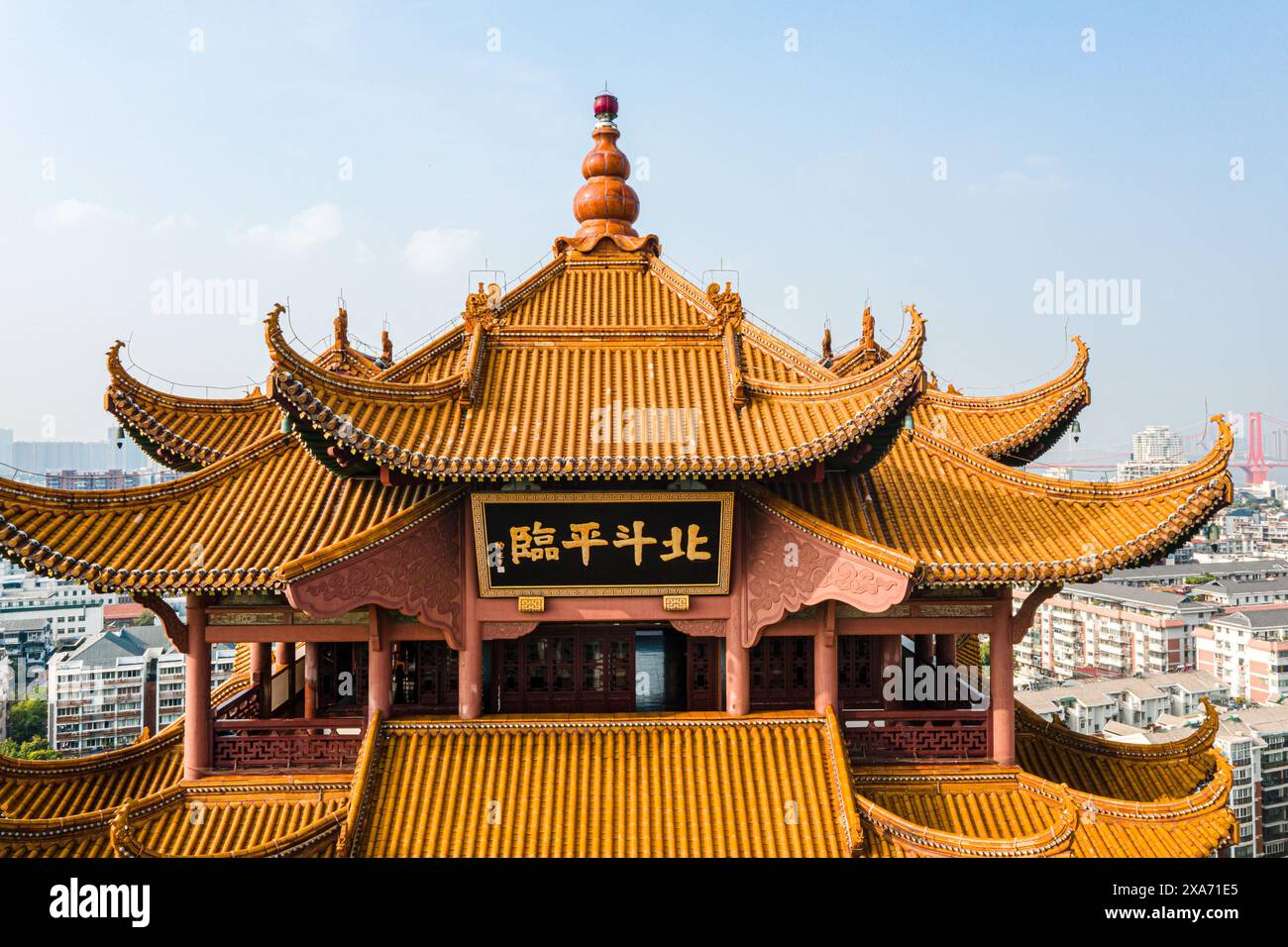 Un primo piano della Torre della Gru gialla a Wuhan. Questo è il punto panoramico più famoso di Wuhan, dove molti antichi poeti cinesi hanno lasciato le loro poesie. Foto Stock