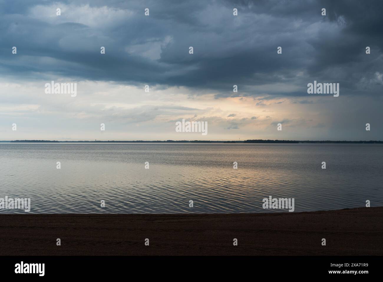 Spettacolari nuvole blu e arancioni sul lago all'inizio della primavera Foto Stock