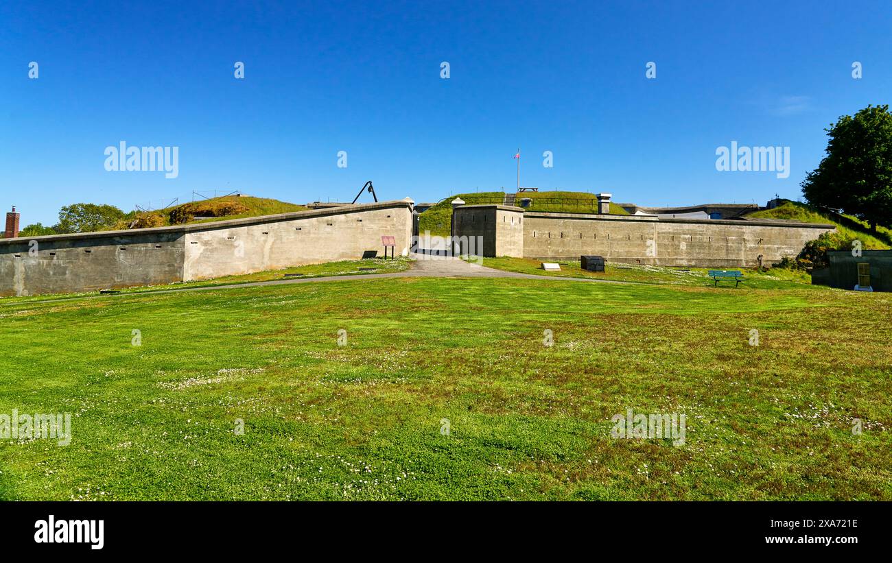 Batteria a Fort Rodd Hill una delle uniche fortificazioni militari intatte del XIX secolo in Canada. Foto Stock