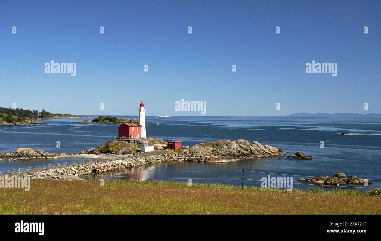 Vista dal sito storico nazionale di Fort Rodd Hill del maestoso Fisgard Lighthouse. Foto Stock