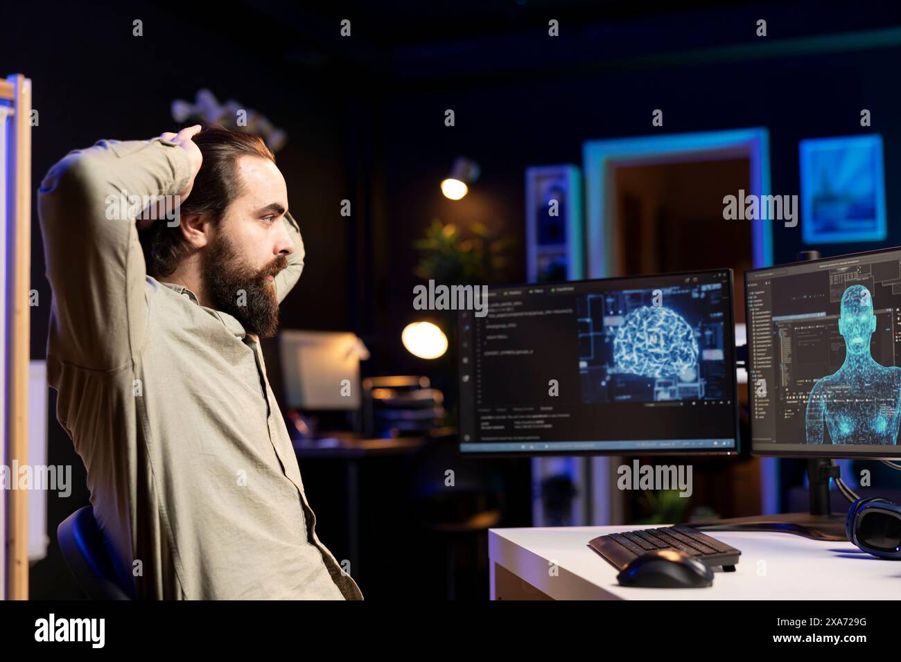 Entità di intelligenza artificiale con corpo antropomorfo che sfugge al controllo del creatore, scioccante sviluppatore di software. Robot AI che acquisiscono forma umanoide all'interno del computer, sorprendente ingegnere sconcertato Foto Stock