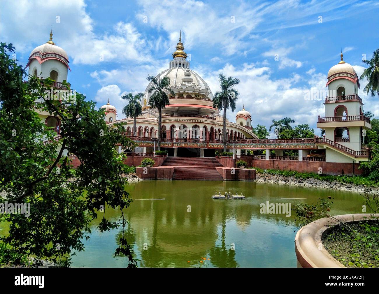 Una vista panoramica del lago con edifici e alberi in primo piano Foto Stock