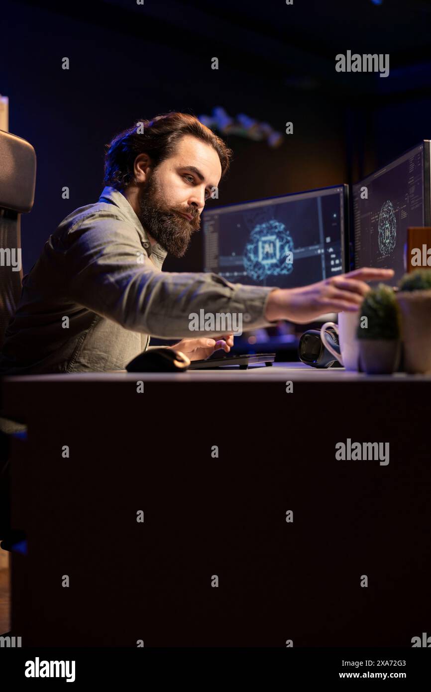 Hacker malvagio che inserisce un disco nel computer contenente l'intelligenza artificiale senziente evoluta, pianificando di usarlo per un piano malvagio. Sviluppatore che inserisce nel PC una cartuccia contenente un bot di intelligenza artificiale infettato da malware Foto Stock
