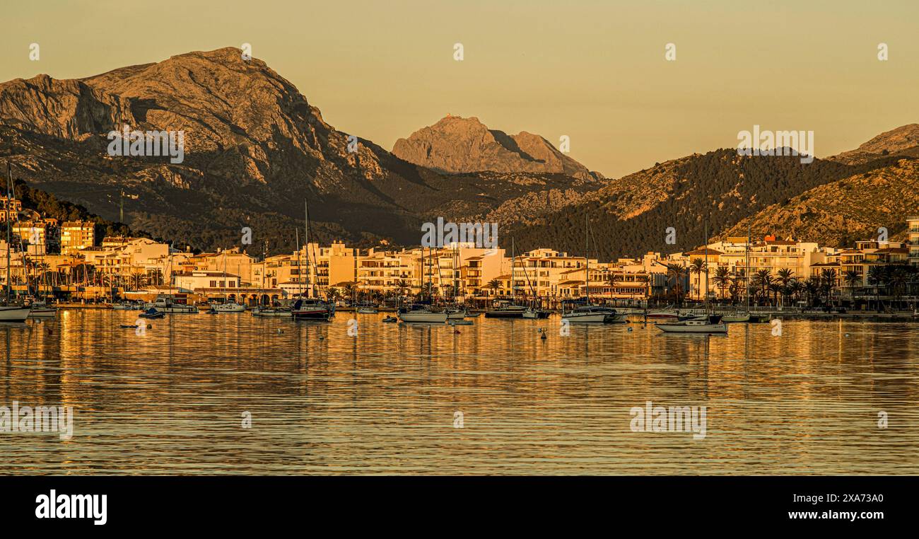 Port de Pollenca e i monti Tramuntana alla luce del mattino, Port de Pollenca, Maiorca, Spagna Foto Stock