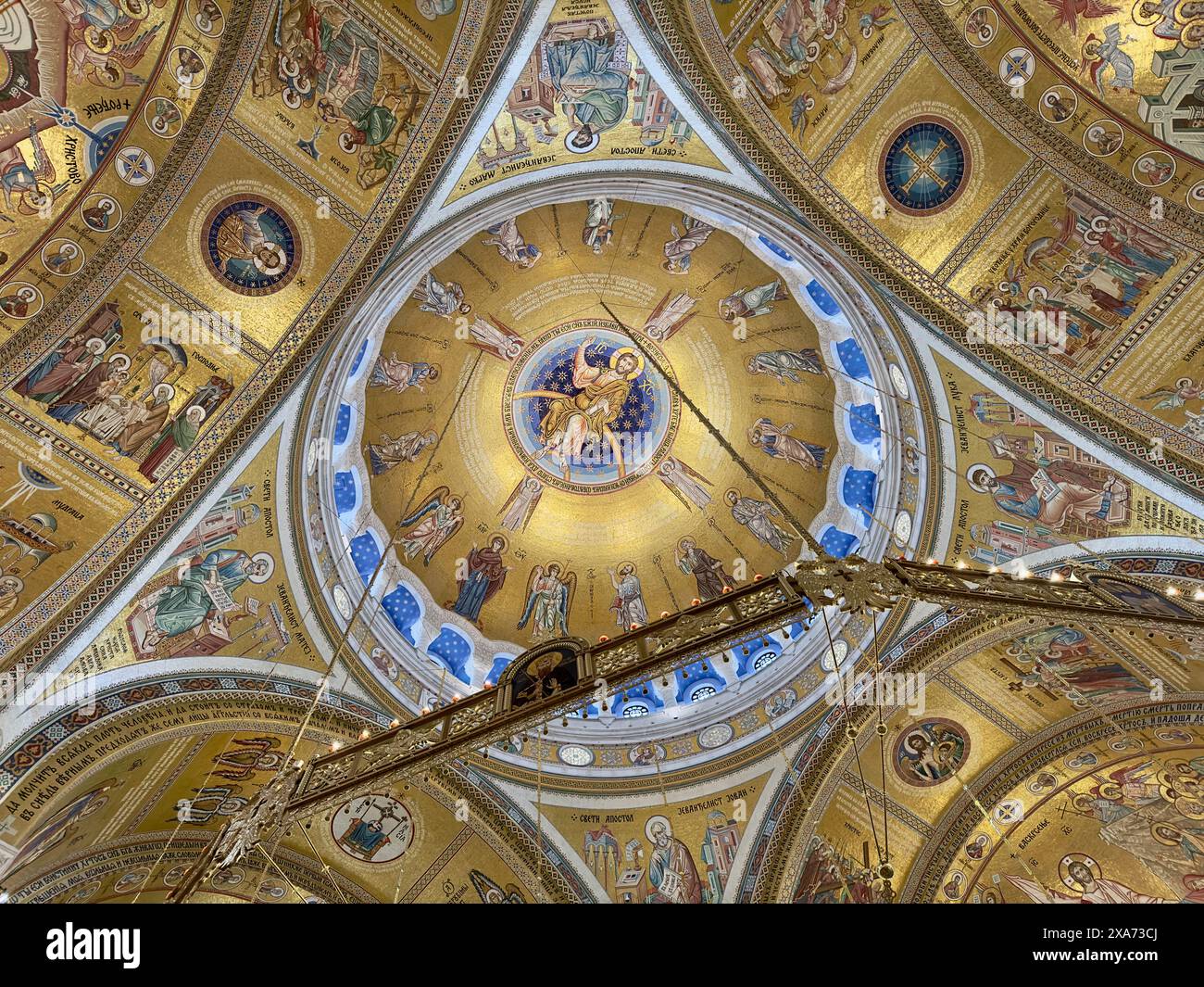 Disegni e dipinti intricati adornano il soffitto di una chiesa Foto Stock
