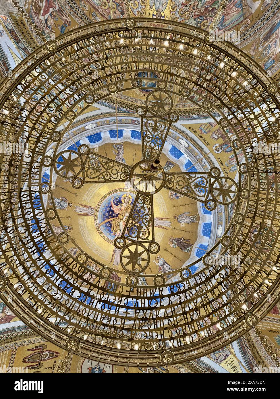 Una splendida cupola dorata adornata con dettagli intricati, tra cui una croce e decorazioni ornate sul soffitto Foto Stock