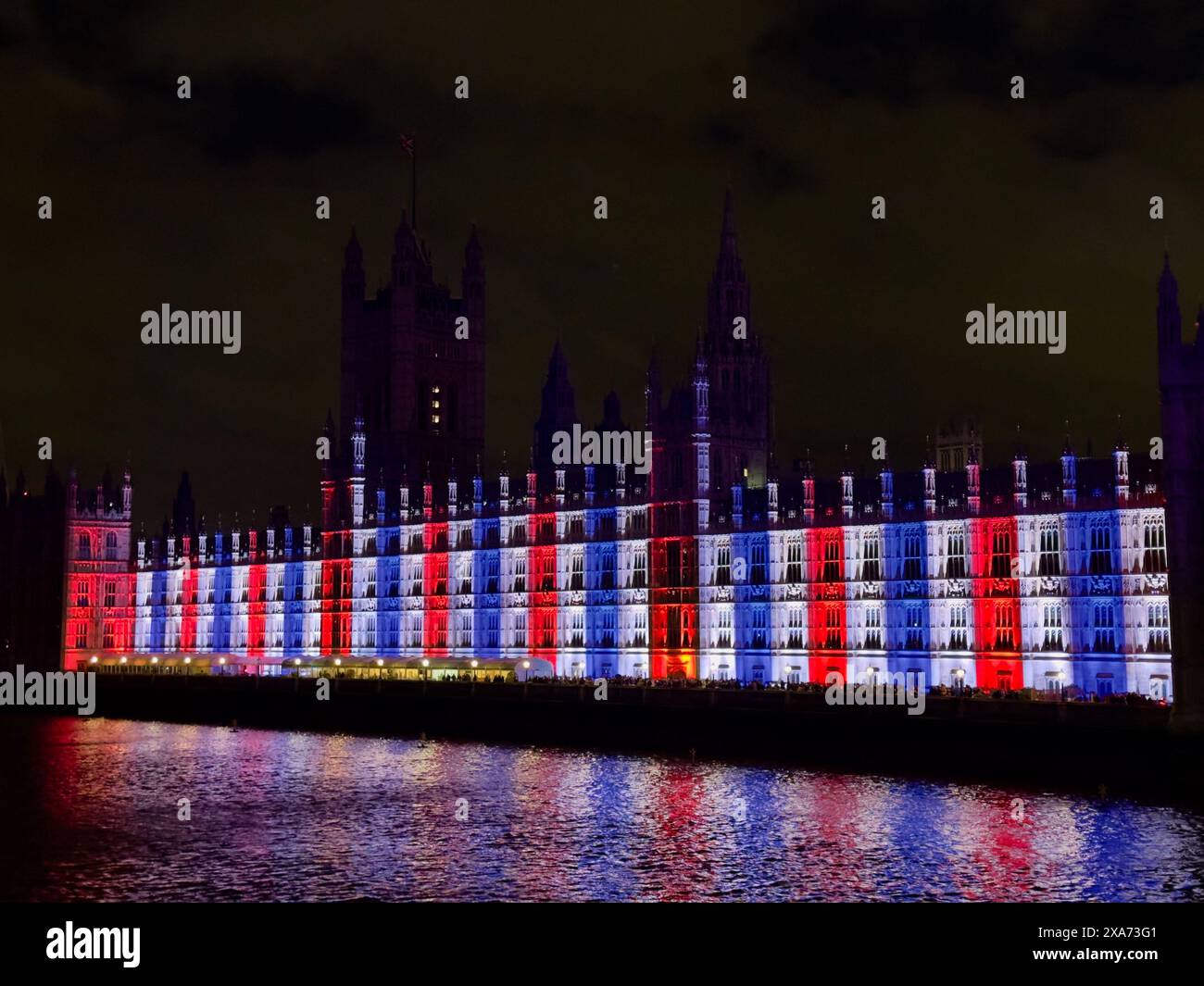 Edificio del Parlamento illuminato con colori rosso, bianco e blu per le Olimpiadi di Londra Foto Stock