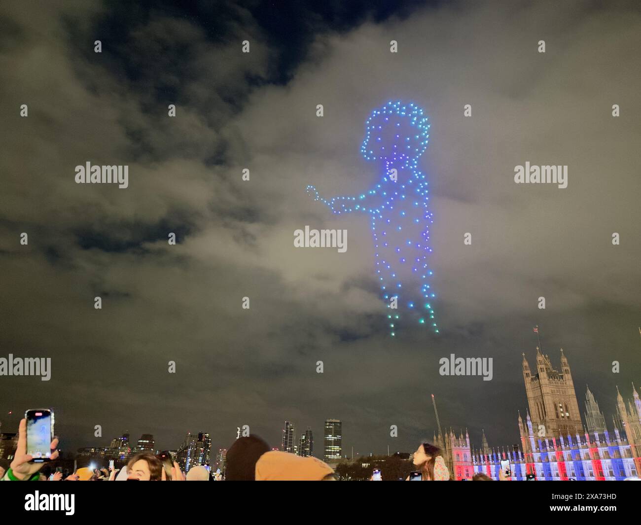 Gruppo di individui in erba vicino all'iconica torre dell'orologio del Big Ben Foto Stock