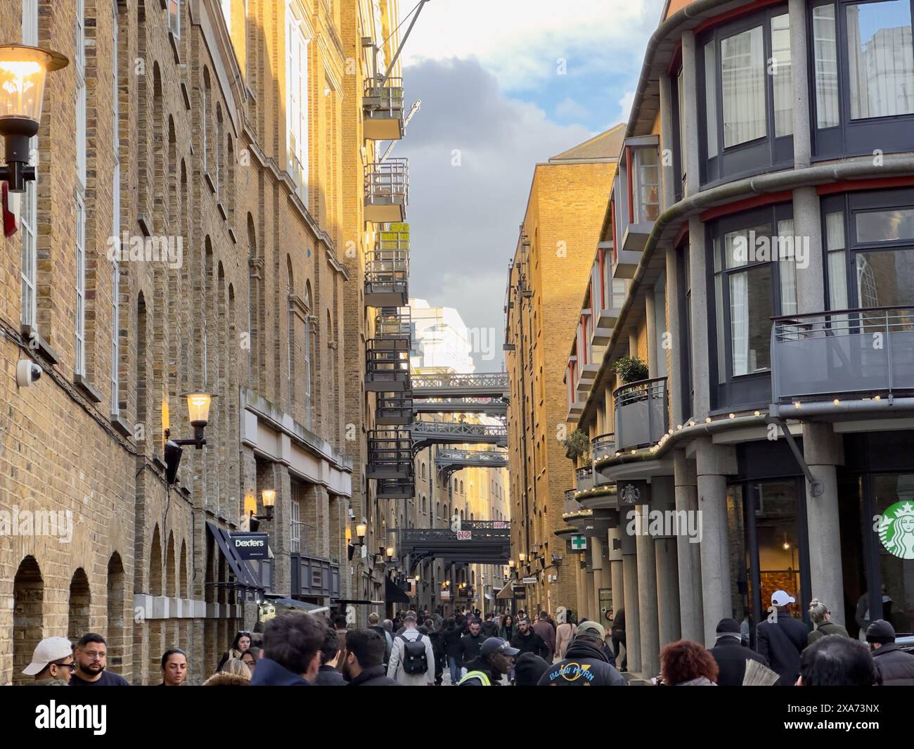 Un gruppo di pedoni che camminano insieme per strada Foto Stock