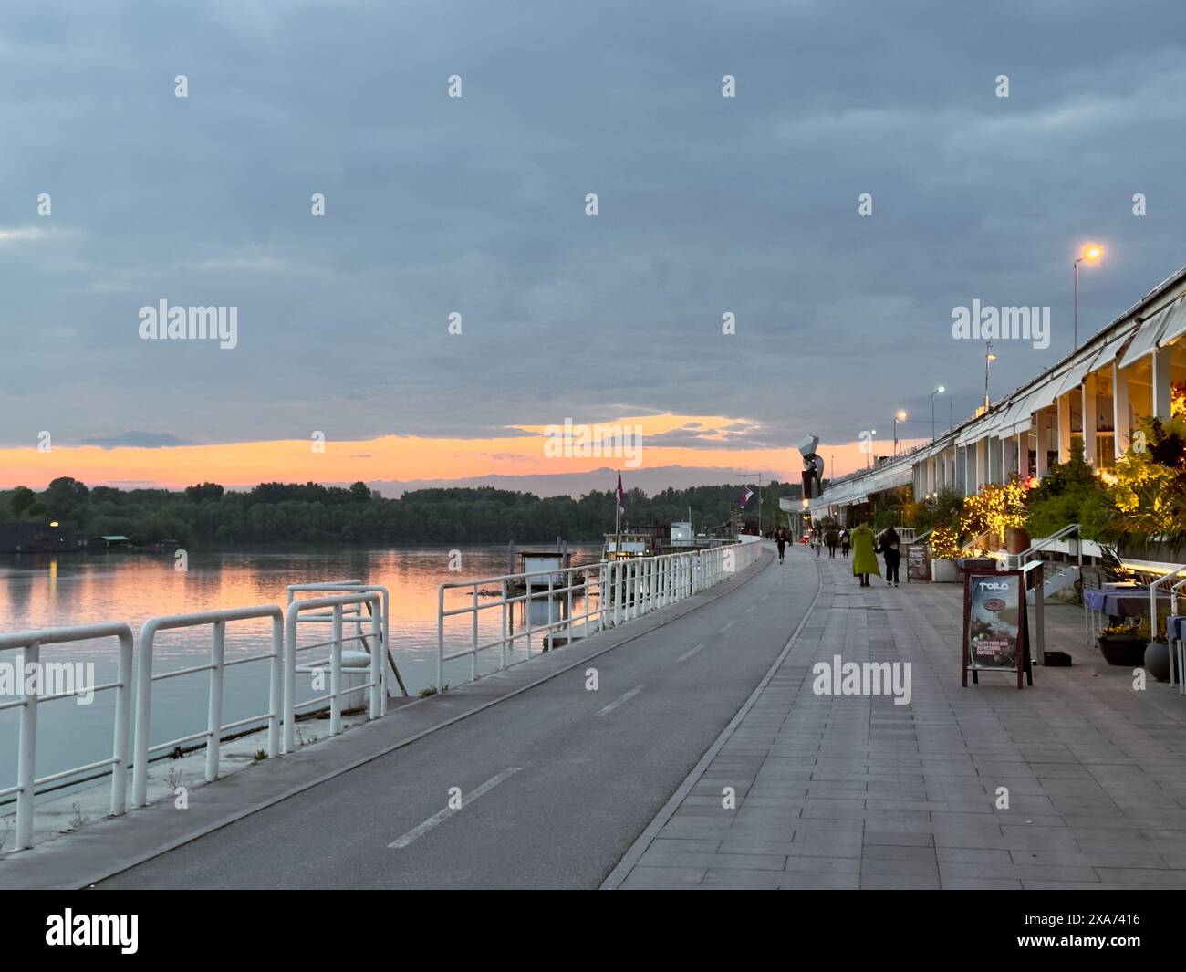Una foto al tramonto del lungomare al calar della notte Foto Stock