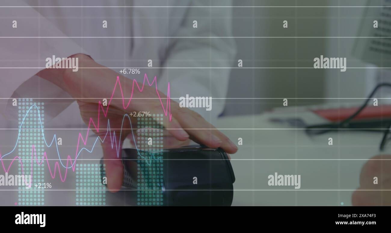 Immagine dell'elaborazione dei dati finanziari su una persona che paga con carta di credito in farmacia in background Foto Stock