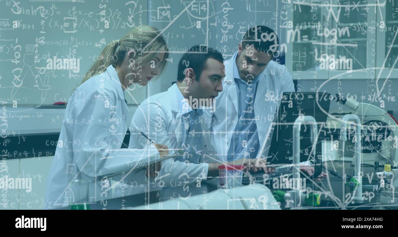 Immagine di formule matematiche e scientifiche sugli scienziati che lavorano in laboratorio Foto Stock