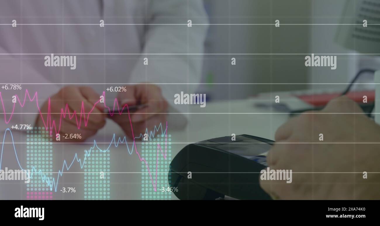 Immagine dell'elaborazione dei dati finanziari su una persona che paga con carta di credito in farmacia in background Foto Stock