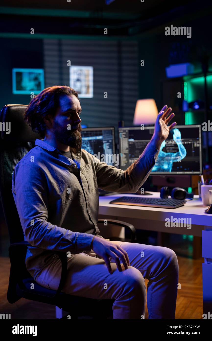 Superintelligenza deviante che schiavizza l'ingegnere del software, controllandolo per iniziare la rivoluzione e distruggere l'umanità. Malvagia intelligenza artificiale che manipola professionisti IT, minaccia l'umanità Foto Stock