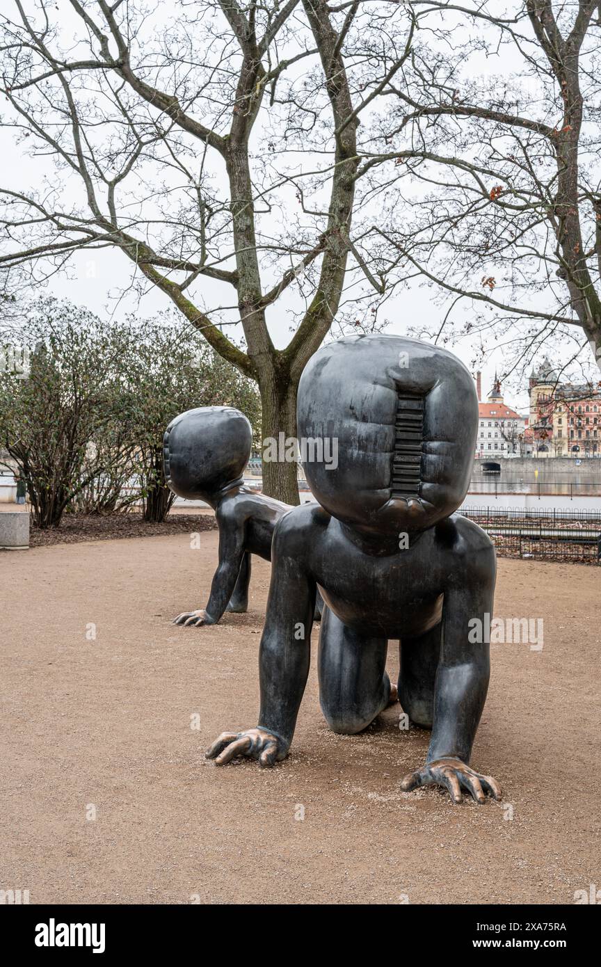 La moderna scultura dei bambini striscianti in un parco di Praga Foto Stock