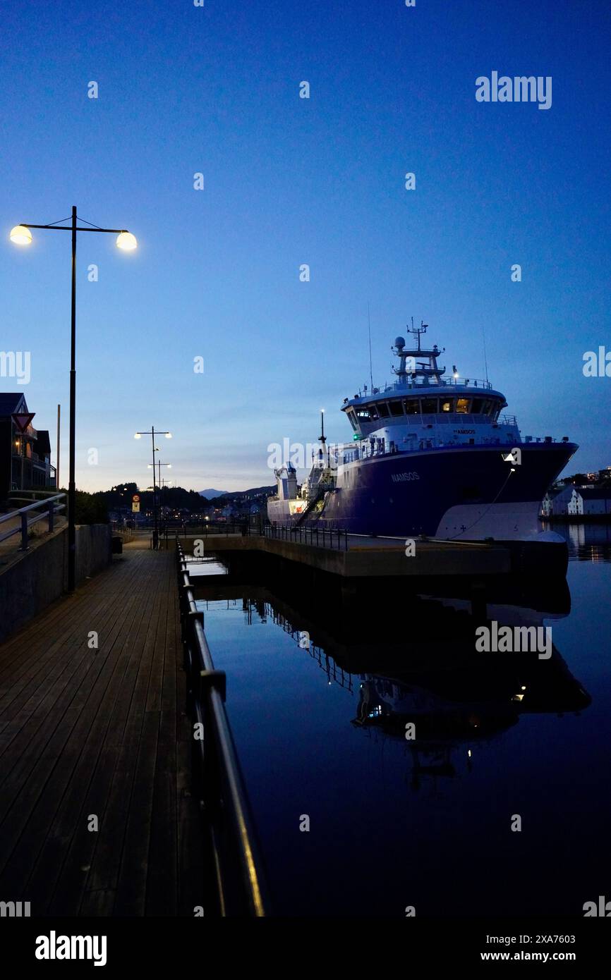 Una nave attraccata nella città portuale di Kristiansund, Norvegia. Foto Stock