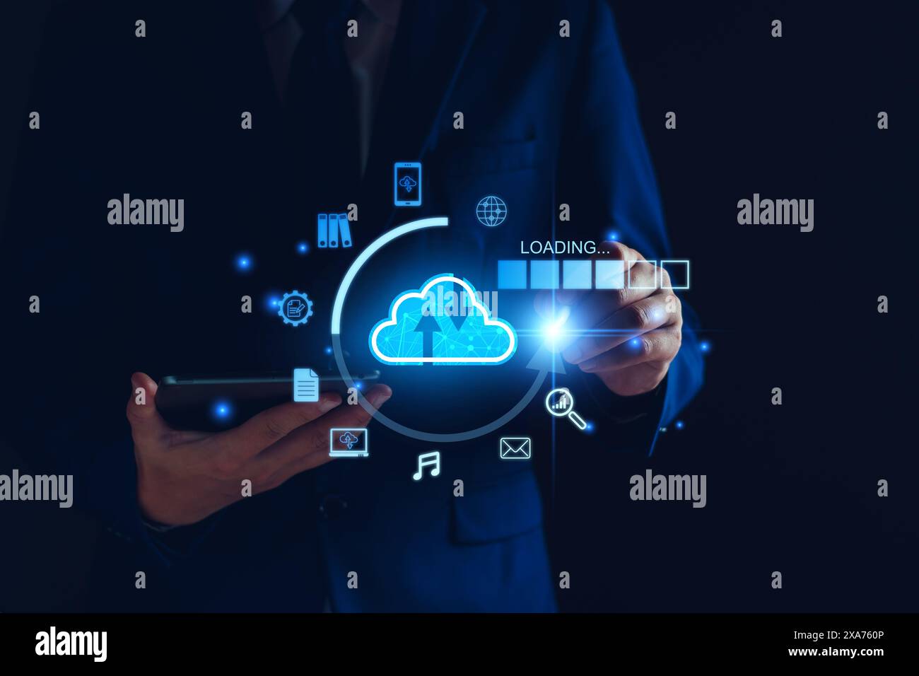 Download dei dati dal concetto di cloud computing. Uomo che utilizza smartphone e computer per scaricare, caricare informazioni aziendali e file multimediali. Cloud computing t Foto Stock