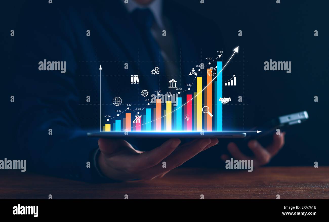 Analisi degli affari, profitti aziendali. Uomo d'affari che analizza le tendenze del grafico dei profitti, realizza piani di investimento, negozia azioni, tendenze economiche, definisce il futuro Foto Stock