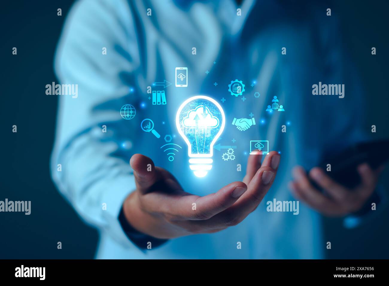 Un uomo d'affari che utilizza la tecnologia cloud collega i dati aziendali. L'idea del concetto di cloud computing è già in atto. Tecnologia Internet Cloud. Memorizzazione dati digitali. Foto Stock