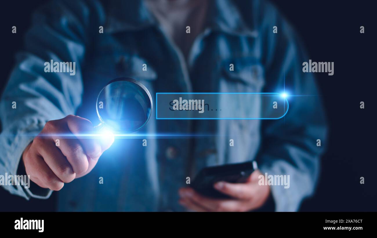 Tecnologia di ricerca dati Ottimizzazione del motore di ricerca. Gli uomini d'affari cercano informazioni in database digitali, cercano lavoro, presentano offerte di lavoro online, Foto Stock