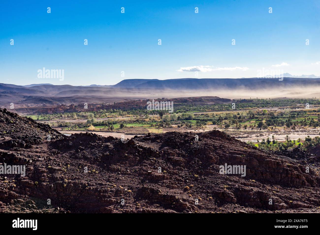 Nord Africa, Marocco, provincia di Ouarzazate, forte vento soffia sabbia attraverso il paesaggio Foto Stock