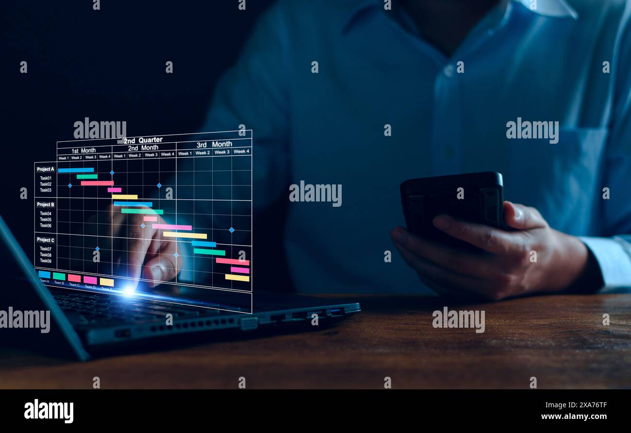 Project manager che lavora su un tablet. Aggiornamento delle attività e delle fasi cardine pianificazione dei progressi con l'interfaccia di pianificazione dei grafici Gantt per l'azienda su schermo virtuale Foto Stock