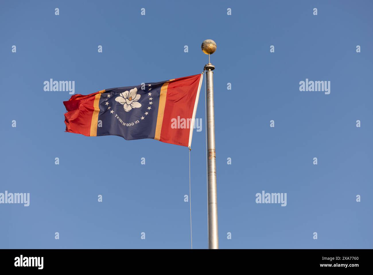 Jackson, Mississippi, Stati Uniti - 23 aprile 2024: La luce del pomeriggio risplende sul nuovo design della bandiera dello Stato del Mississippi. Foto Stock