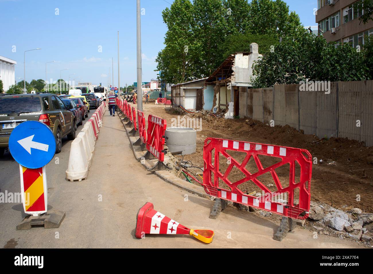 Bucarest, Romania. 4 giugno 2024: Lavori di deviazione delle reti di pubblica utilità sulle infrastrutture stradali prima della costruzione del cavalcavia Aparatorii Patriei, nei pressi della pista di ghiaccio Berceni Arena, che viene presentato in un evento mediatico in occasione delle prove tecniche iniziate prima dell'inaugurazione. La pista è stata costruita dal municipio del settore 4 e ospiterà la romena Hockey Supercup il 31 agosto 2024. Crediti: Lucian Alecu/Alamy Live News Foto Stock