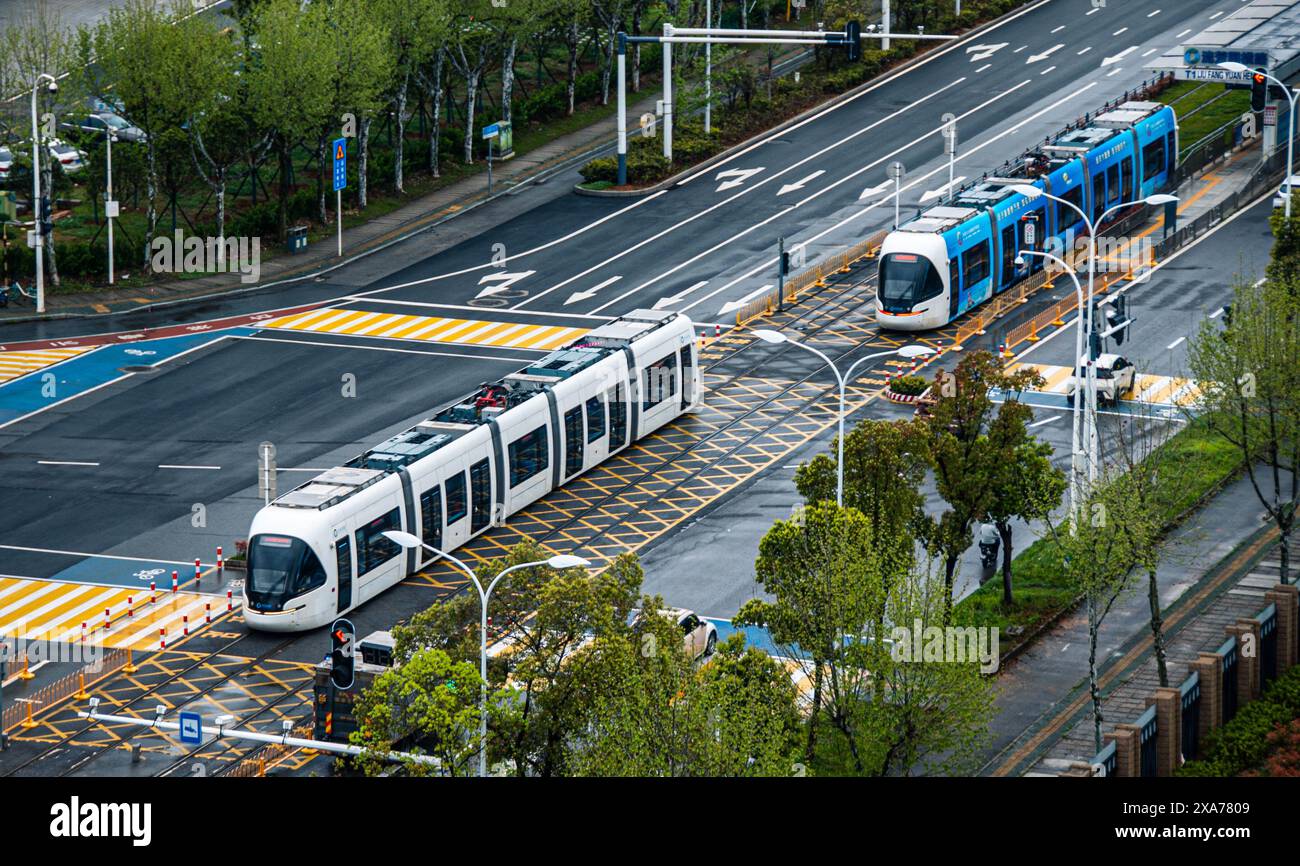 Due tram parcheggiati su una strada cittadina Foto Stock