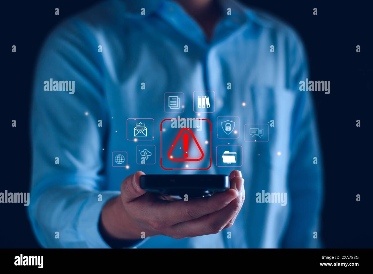 Avviso di sistema avviso di violazione, attacco informatico alla rete di computer. Programmatore, personale d'affari, sviluppatore che utilizza la tecnologia con avviso di attenzione triangolare Foto Stock