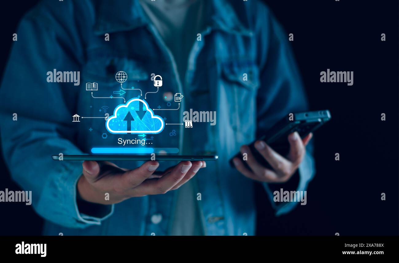 Il diagramma del cloud computing viene visualizzato sullo schermo virtuale. Tecnologia di sincronizzazione cloud. Memorizzazione dei dati. Concetto di servizio Internet di rete, big data, upload, download, Foto Stock