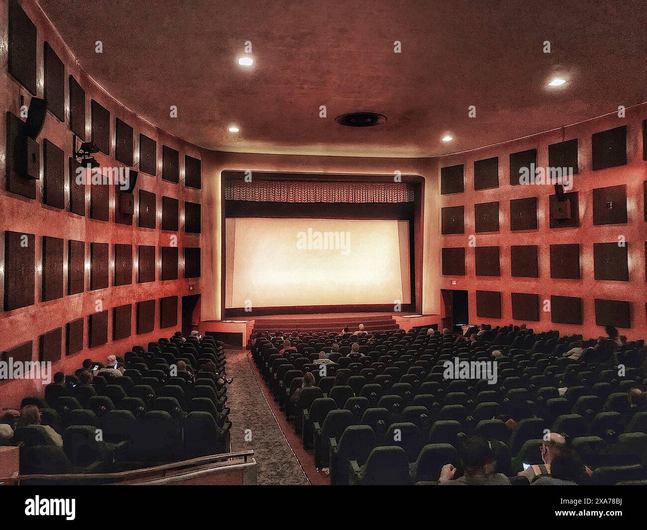 Un teatro con posti a sedere e un display digitale a parete Foto Stock