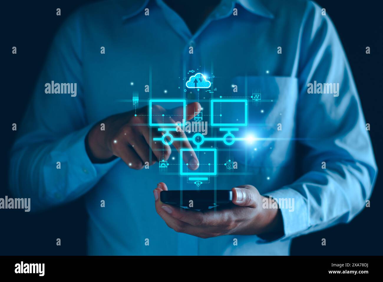 Tecnologia di scambio dati intelligente, trasferimento dati, connessione di rete cloud al server Internet dell'azienda. Archiviazione dei dati online e sicurezza informatica. Cloud Sy Foto Stock