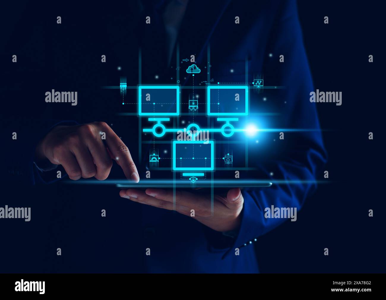 Tecnologia di scambio dati intelligente, trasferimento dati, connessione di rete cloud al server Internet dell'azienda. Archiviazione dei dati online e sicurezza informatica. Cloud Sy Foto Stock