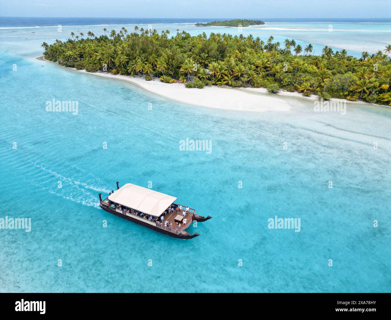 Uno scatto aereo di una barca da One Foot Island, Aitutaki. Foto Stock