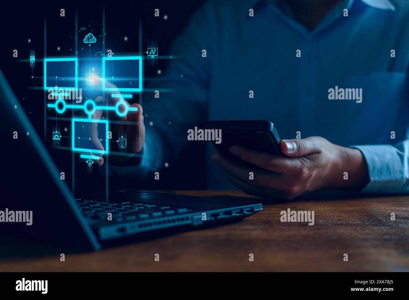Tecnologia di scambio dati intelligente, trasferimento dati, connessione di rete cloud al server Internet dell'azienda. Archiviazione dei dati online e sicurezza informatica. Cloud Sy Foto Stock