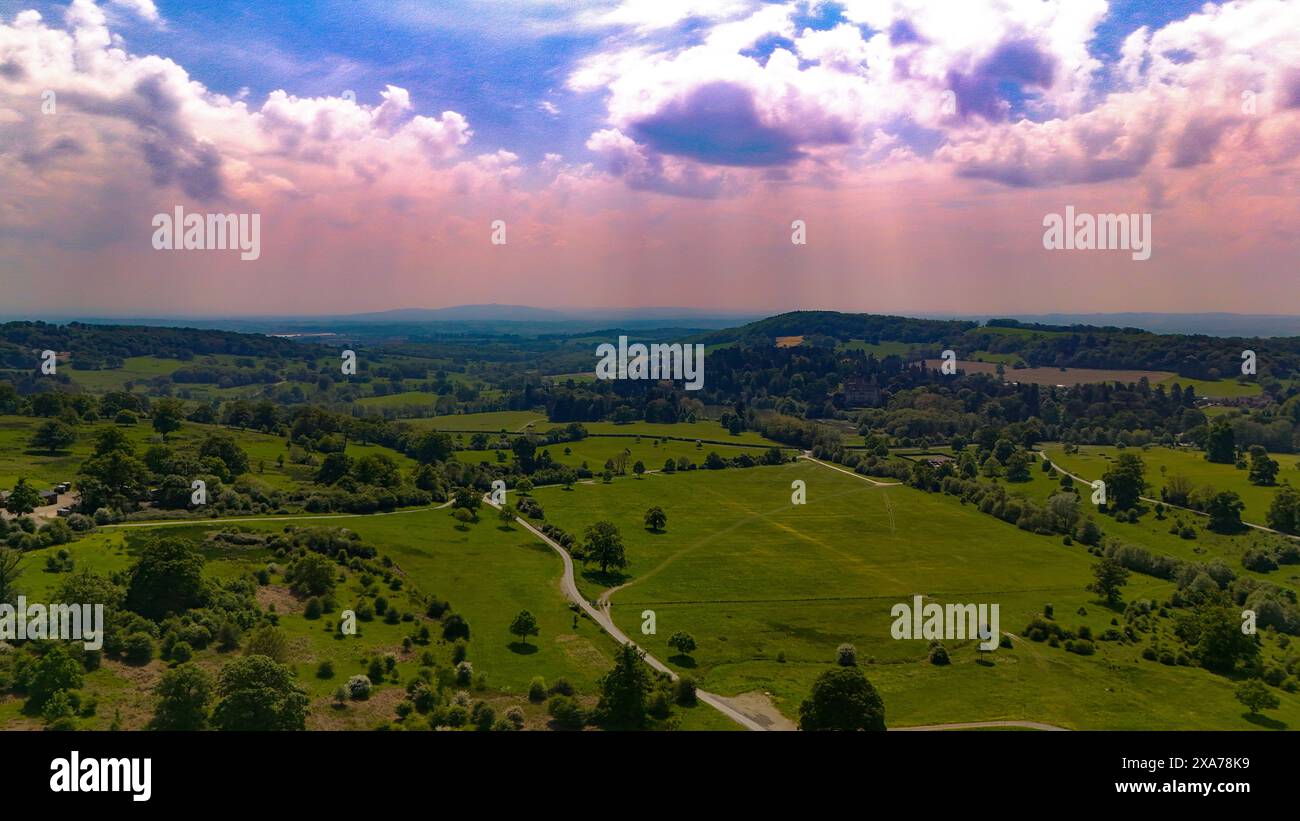 Vista aerea delle nuvole che si radunano su Deer Park vicino al castello di Eastnor. Foto Stock