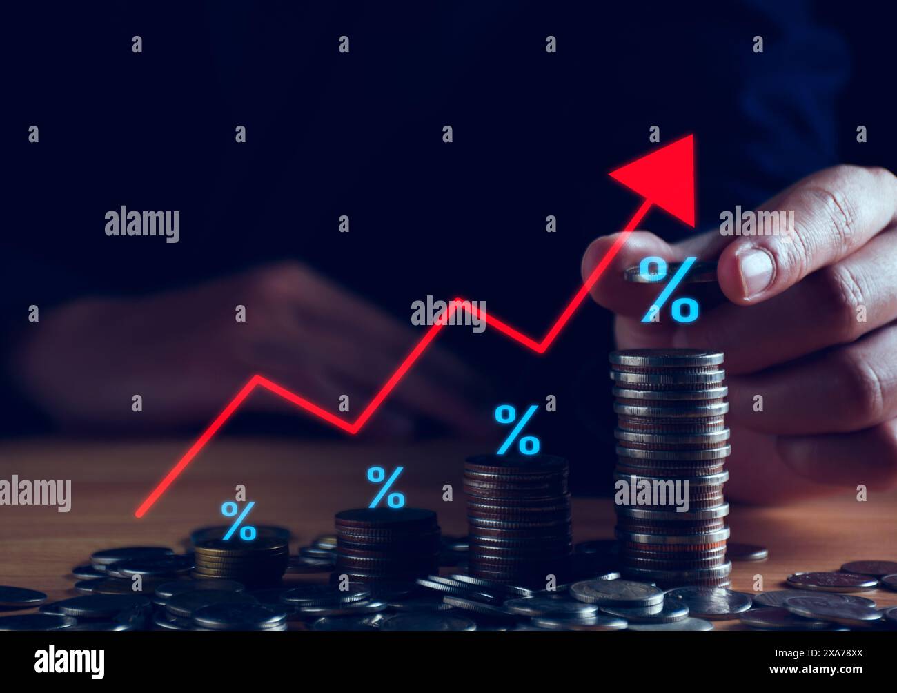 Tasso di interesse e concetto di dividendo. Uomo d'affari con simbolo di percentuale e freccia su, i tassi di interesse continuano ad aumentare, ritorno sulle azioni e reciproco Foto Stock