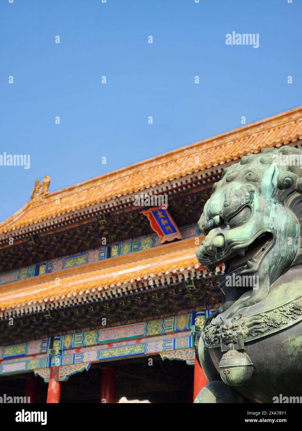 Una statua di leone si trova di fronte a un edificio Foto Stock