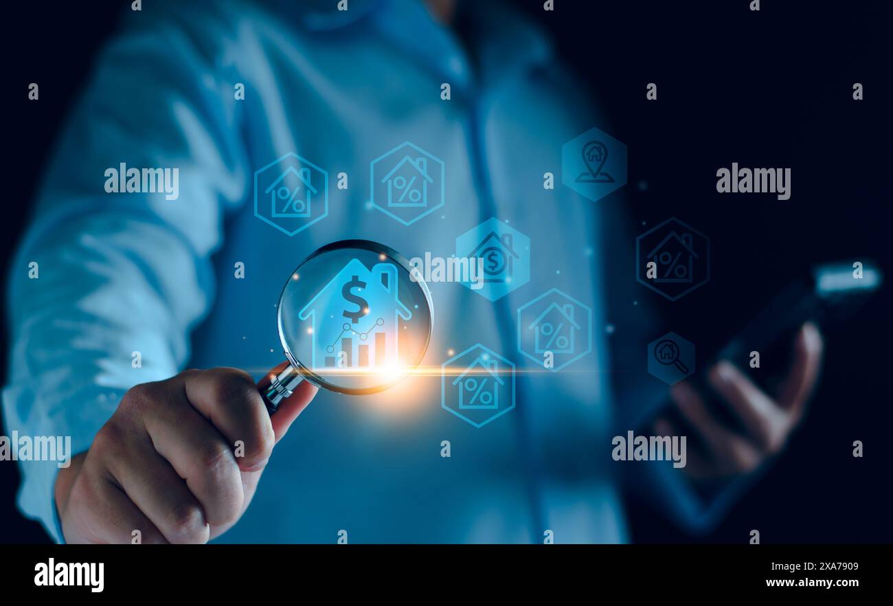 Concetto di investimento immobiliare, immobiliare online su schermi virtuali. ricerca casa, prezzo del terreno, imposta immobiliare, mercato immobiliare, comprare casa, posizione, Foto Stock
